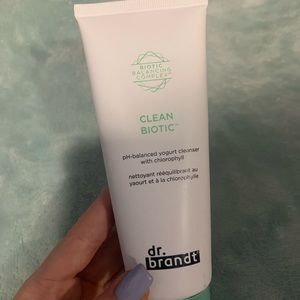 dr brandt clean biotic yogurt cleanser